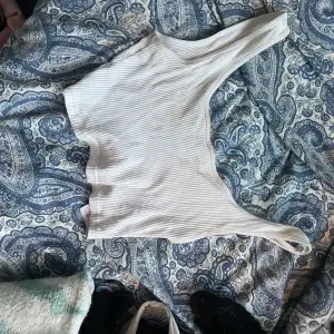 En kroppad linne från Gina tricot