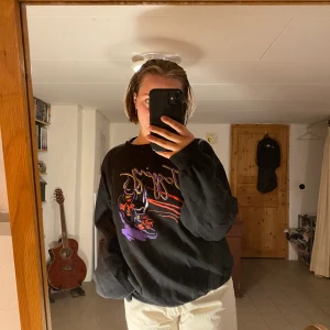 Sweatshirt - SÅ najs sweatshirt med ”jogging” text på. Dma för fler bilder och frågor. Köpare står för frakt, jag kan också oftast mötas upp i Malmö. Kolla gärna in mina andra annonser <3