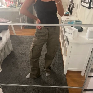 Cargo pants zara - Säljer dessa super populära cargo pants från zara. Ny skick!  Skriv för mer info