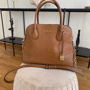 Michael korse handväska i topp skick‼️💗 - Micheal kors handväska i snygg ljusbrun nyans med guldiga detaljer. Väskan har en avtagbar axelrem. Den är knappt använd. Helt felfri!! b: 30 cm h: 23 cm d: 13 cm Nypris: 4500 kr Begär pris: 2500 kr