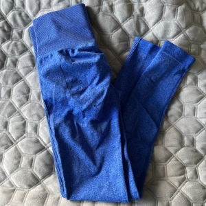 Träningstights shein s 💙 - Superfina träningstights från shein! Har dessa i så många färger, därav säljer jag denna som bara legat i garderoben. Använda en gång. Som nya! Frakt tillkommer på 51kr. Om du vill köpa annat från min sida så kan vi slå ihop allt i ett paket, dvs en frakt