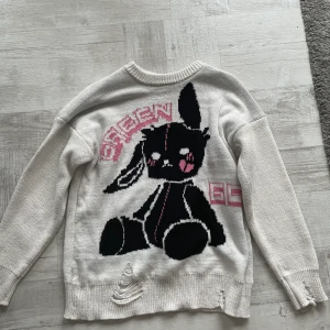 Tröja - Säljer denna stickade tröja då den tyvärr va för stor för mig, skulle passa en M bättre💗