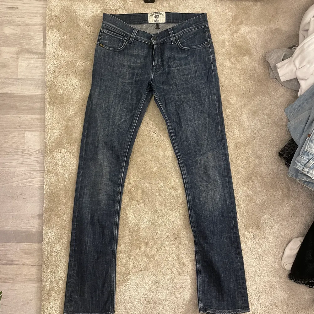 Jeans från tiger of Sweden köpta på secondhand!! Dom är i storlek 25/32 och är low waist, nertill är jeansen mellan straight och bootcut. Jag säljer dom för 149kr+ frakt!!. Jeans & Byxor.