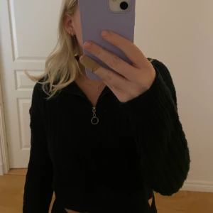Stickad tröja med dragkedja  - Säljer min jätte sköna stickade tröja med dragkedja, storlek S