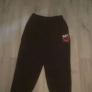 Sex Skateboards mjukisbyxor. - Sköna oversized mjukisbyxor ifrån sex skateboards. Köpta från junkyard för 1000kr. Skicket är som nytt eftersom de knappast kommit till användning.