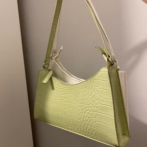 Väska - Grön väska från Bikbok. Oanvänd! Har även en likadan i vitt till salu😊 Krokodilmönster.