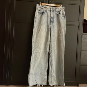 Blåa jeans - Blåa raka/vida Jens. Bra skick 