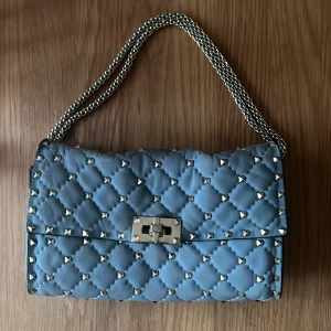 Valentino väska - Säljer min valentino garavani väska som går att bära som clutch, crossbody och som axelväska. Nypris 15.000 kr. Flitigt använd med få märken av användning! Färgen är ljusblå. Äkta och äkthetsbevis finns