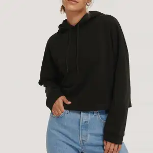Fin NA-KD hoodie i nyskick, säljer pågrund att den inte kommer till användning längre. 