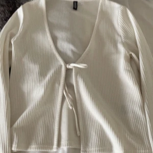 Kofta - Fin vit koft aktig tröja från Hm hör av dig om du vill ha fler bilder. köparen står för frakten ☺️☺️