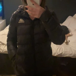 Adidas  - Adidas jacka inga hål eller skador. Bara i ena fickan är det ett lagat hål annars gott som ny. 