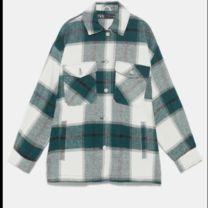 Rutig zara kappa  - INTRESSEKOLL på denna gröna rutiga höst/vår kappa från zara i jättebra skick (använd ett fåtal gånger) !❤️ nypris: 650 kr