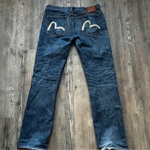 Evisu jeans - Evisu jeans som har lämnats in till skräddaren så att de ska passa mig som är 170 och har 34 i jeans❤️ÄKTA! TRYCK INTE PÅ KÖP NU 