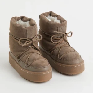 Vadderade Läderboots  - Ett par brun/ beiga läderboots i storlek 40. Helt slutsålda! Köptes förra vintern men kom aldrig till användning. Nypris 1000kr. Kom privat för egna bilder.😊