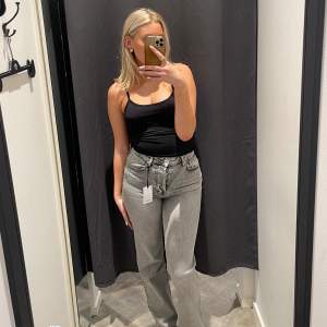 Säljer dessa fina gråa jeans. De är aldrig använda därför är de i bra skick. Storlek 28. Nypris 899kr.Skriv för fler bilder och vid intresse.😊🫶🏻 