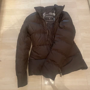 Trussardi jacka - Jätte fin dunjacka från trussardi som är väldigt passformsydd vid midjan och sitter så fint i storlek m men skulle säga att den även passar xs💕 har tyvvär slarvat bort kvittot men det finns en kod man kan scanna som äktenhetsbevis.  pris kan diskuteras!