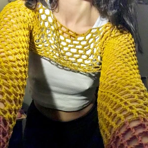 Virkat topp/tröja - En virkat topp? Av mig!! Skulle säga att den passar runt XS/M beroende på hur man vill att den ska sitta!! Frakt kan variera!