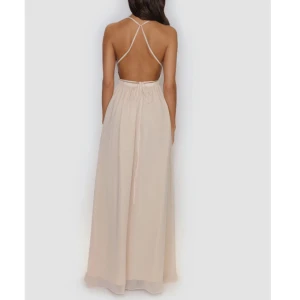 Balklänning  - Säljer min balklänning från ivory field. Använd en gång & uppsydd så den passade mig som är 160 perfekt med klackar. Den är öppen i ryggen och har en slits på sidan. Banden går att knyta lite som man vill 💞nypris ca 1900