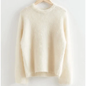 Stickad tröja  - Super fin stickad tröja i mohairblandning från Other stories!! Köpt för 1450 kr, mitt pris 950! Endast testad. Färgen är beige/off white, strl xs