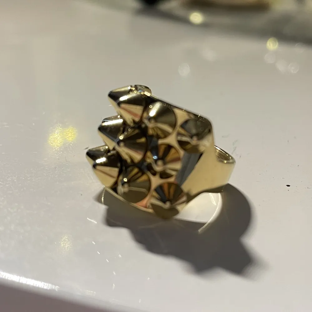 Säljer min fina Edblad ring i guld därför att jag har gått och blivit en silver person!😀 denna är i ett jätte jätte bra skick och har inga skador alls💗 jag köpte den för 399 kr! Hör av er om ni har några frågor!. Accessoarer.