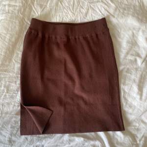 Brun kort kjol från shein med slits på ena sidan. Skulle säga att den passar en xs-m då det är stretchiga material.