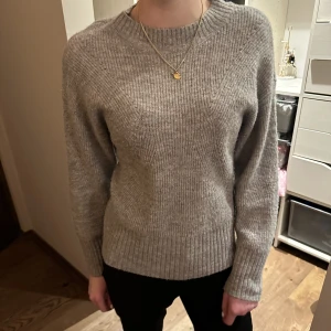 Grå stickad tröja - Säljer denna superfina gråa stickade tröjan från lindex. Säljer pågrund av att den inte kommit till användning. Är i storleken 146-152 men passar mig som normalt har XS/S🥰