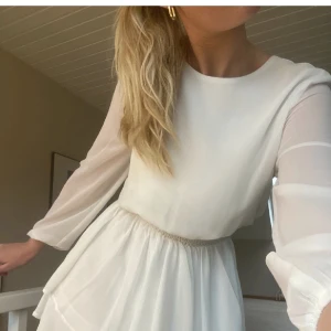 Vit klänning 💕 - Super fin klänning perfekt till studenten eller avslutningen! Enbart använd en gång🙏🏼💕 (lånade bilder)