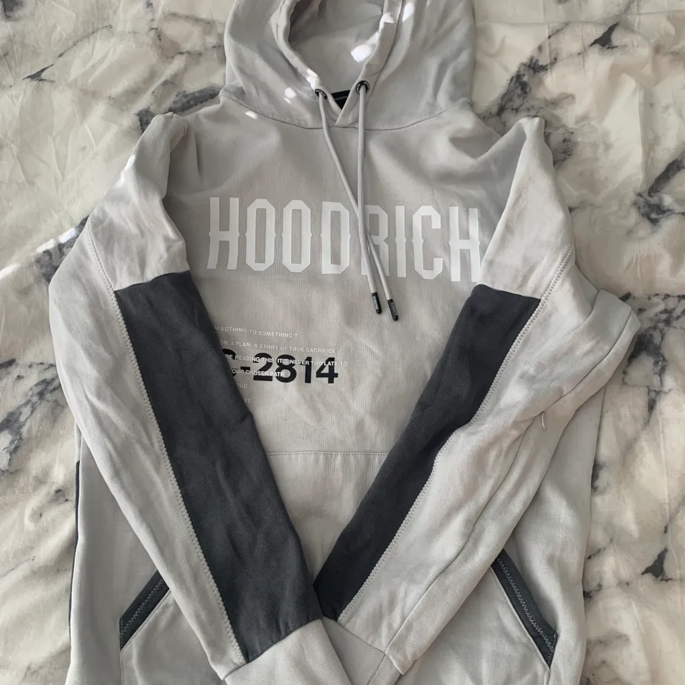 Jag säljer min hoodrich hoodie då den inte kommer till användning längre. Nästan som ny bara några fläckar men inget man ser eller tänker på. Skriv för frågor eller bild på!💗 Nypris:800 Pris kan diskuteras!. Hoodies.