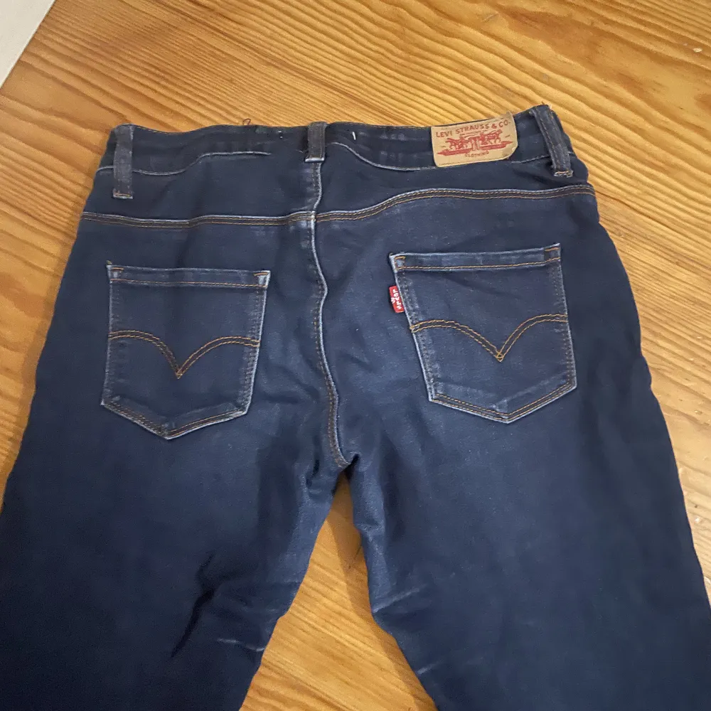 Mörkblåa skinny low waist jeans från Levi’s. Säljer då de varken inte är min stil längre och använder inte de! Använd fåtal gånger dvs inga defekter! Köpt för 600-700. Jeans & Byxor.
