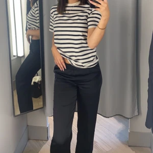 Blå och vit randig T-shirt  - Jag säljer nu denna tröjan för att jag inte fått användning av den! 💖