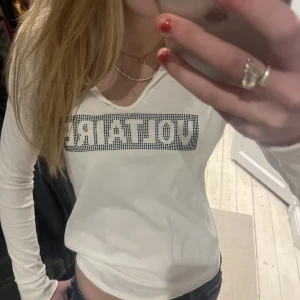 Zadig&voltaire topp - Zadig&voltaire tröja med rhinestone tryck på framsidan i blått! 