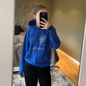 Blå ziphoddie  - En blå zip hoddie med en ängel på!💙Endast använd två gånger  Nypris 499kr  Säljer för 200kr+📦 