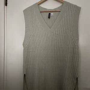 Stickad väst  - En stickad/virkad väst ifrån H&M den är piggelin grön och inte kommit till användning tyvärr :/ 