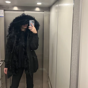 Cedrico Jacka Dam - Riktigt Bra för vinter , elegant , Varm Jacka  Har inte använt så mycket . Köpte 8000 vill sälja 5000kr 