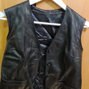 Äkta läderväst - Väst i äkta läder.