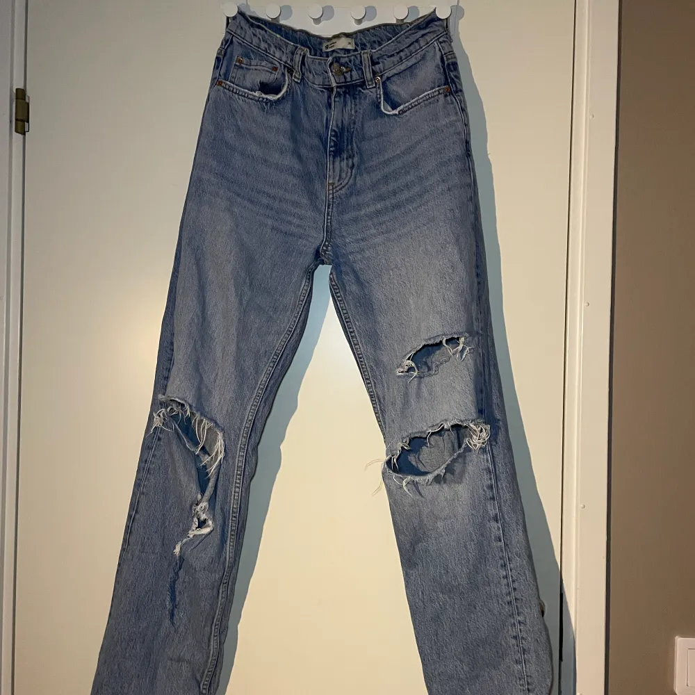 Säljer dessa skit snygga jeansen från Gina Tricot. Tighta runt lår och midja och pösiga nere. Super fin blå färg😍. Jeans & Byxor.