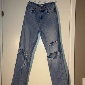 Säljer dessa skit snygga jeansen från Gina Tricot. Tighta runt lår och midja och pösiga nere. Super fin blå färg😍
