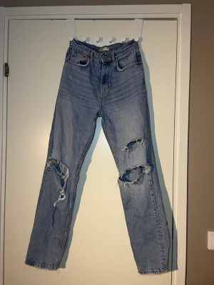 Gina tricot Jeans - Säljer dessa skit snygga jeansen från Gina Tricot. Tighta runt lår och midja och pösiga nere. Super fin blå färg😍