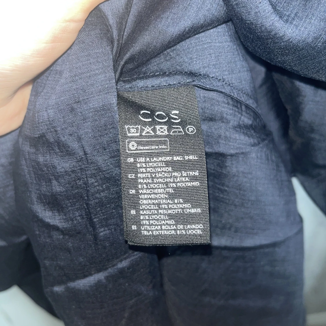 Skimmrande klänning från COS storlek 40 - 91