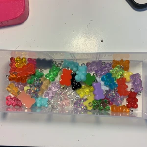 Berlocker  - Säljer lite berlocker 2kr st kontakta gärna mig om ni har frågor eller prisförslag eller såklart om ni vill köpa😽🫶🏻