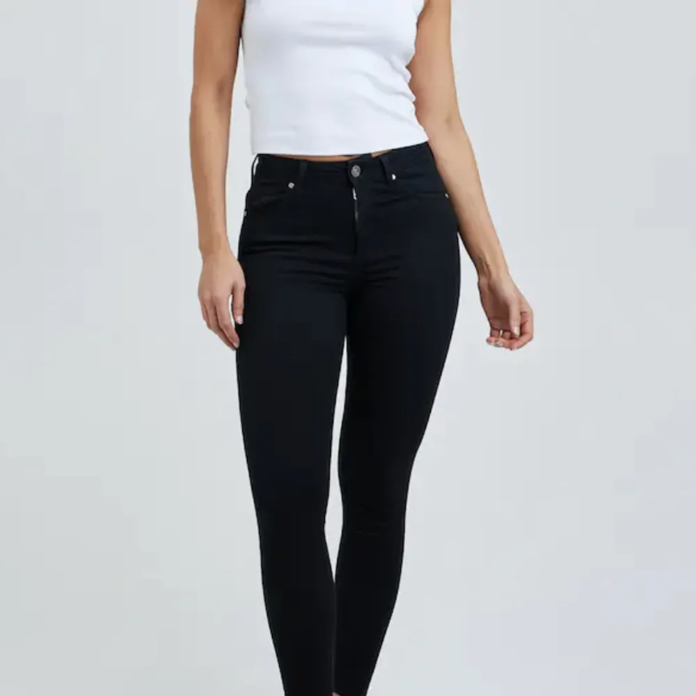Svarta jeans från Bikbok helt nya med prislappar kvar och endast provade. Pris kan diskuteras vid snabb affär😊. Jeans & Byxor.