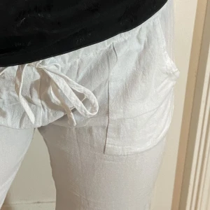 Lågmidjade linnebyxor  - Säljer dessa jättefina linnebyxorna, de är lågmidjade och är lite utsvängda vilket är så gulligt! De har legat länge i garderoben nu och är därför ganska skrynkliga men annars mycket finare🥰 ‼️Buda inte om du inte är säker på att köpa‼️