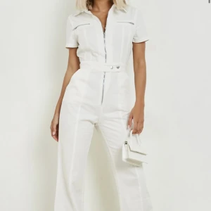 Jumpsuit jeans  - Säljer denna vita jeans jumpsuiten från Bohoo pga att jag beställde två storlekar. Detta är storlek 36 men skulle säga att den passar en 34 för den är liten i storleken. Den sitter väldigt bra på! 🤍🤩(TRYCK EJ PÅ KÖP NU!!) 