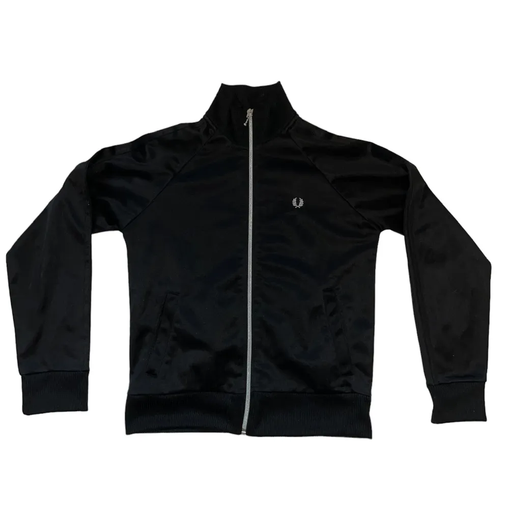 fred perry zip up inget att anmärka på strl eu 38 men skulle säga att den passar xs/s 🖤. Hoodies.