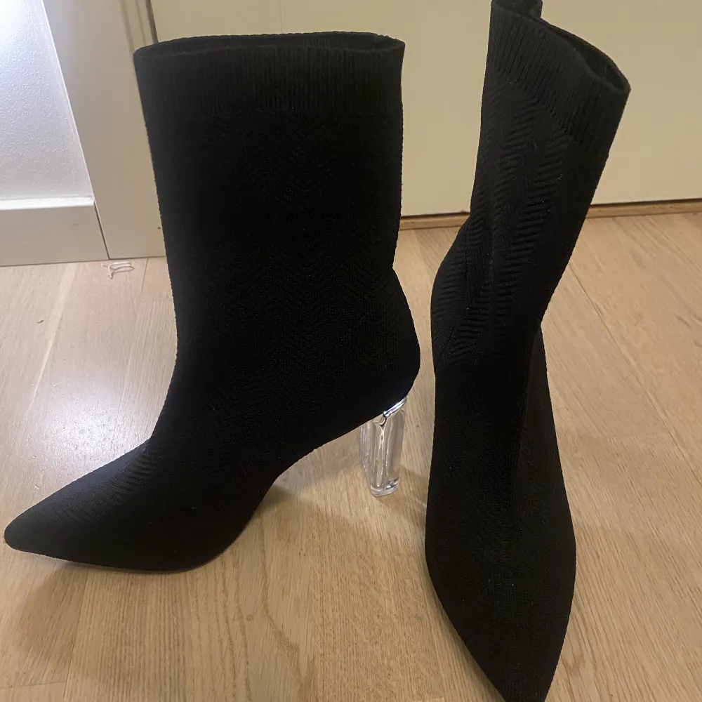 Helt nya skor aldrig använda. Super snygga på foten med transparent klack. Mordena stilrena och sköna att gå i som man både kan klä upp och ner till.. Kengät.