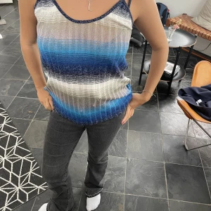 Glittrig zara topp - Säljer denna zara toppen, storlek 38, pris: 150kr💕