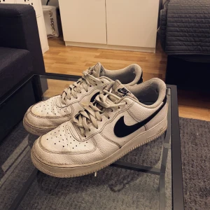 Nike air force 1 - Nike air force 1 det är tecken på användning men funkar utmärkt ingenting som läcker in under skon. Nypris ligger runt 1300kr och jag säljer dem för att jag växt ur dem. Priset kan diskuteras vid snabb affär.