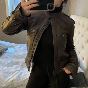 Vintage skinnjacka - Brun vintage skinnjacka🤎 Så sjukt snygg och trendig! Den ända defekten är en knapp som gått sönder vid ärmen (går att byta ut) Du står för frakt 