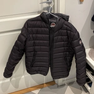Colmar jacka - En jacka i bra skick. Använt några gånger. Storlek M men lite liten i storleken. Köpt för 3999kr