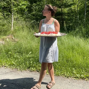 Sommarklänning - Söt sommarklänning från hm med justerbara band! Knappt använd. Köpare står för frakt💕